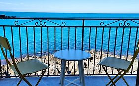 Coastal Seaview Suite & Central Balcony Street View Studio